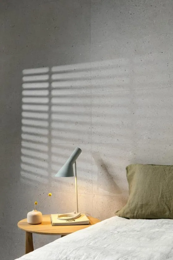Espacio de la casa con azulejos efecto cemento en tonos neutros, colección Manhattan de Peronda