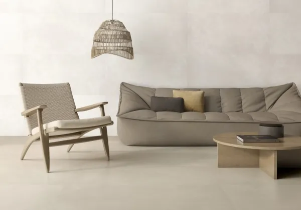 Espacio de la casa con azulejos efecto cemento en tonos cálidos, colección Newclay - story de Argenta