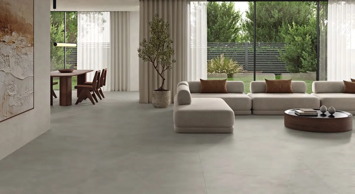 Espacio de la casa con azulejos efecto cemento en tonos neutros, colección Rhein de Alaplana