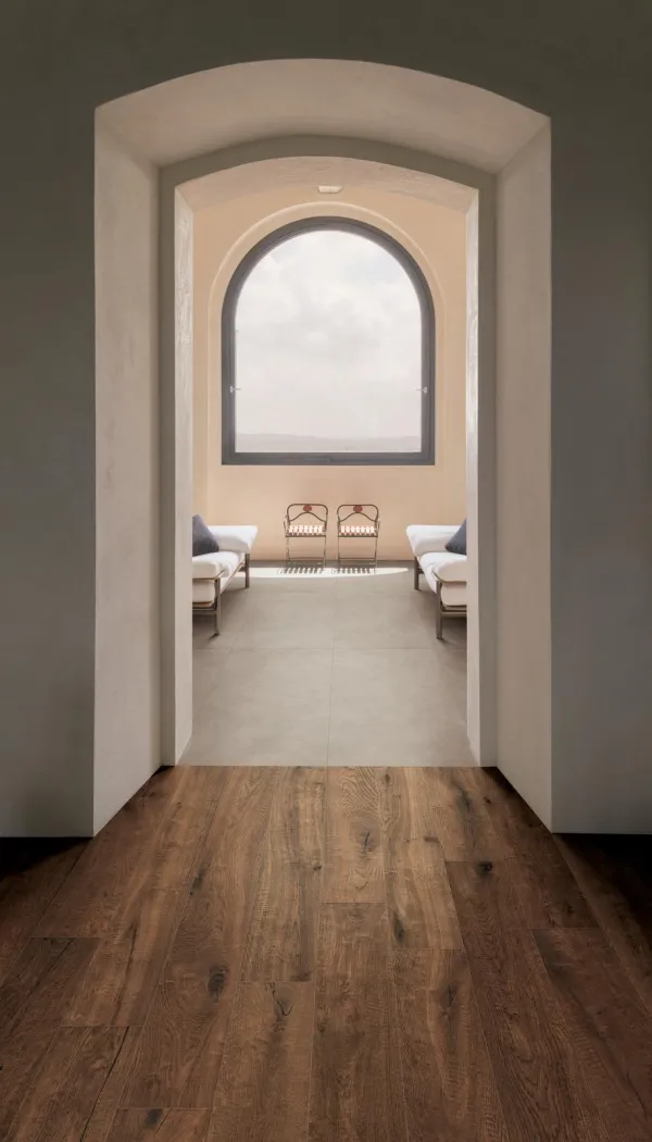 Espacio de la casa con azulejos efecto cemento en tonos cálidos, colección Terratech de Marazzi