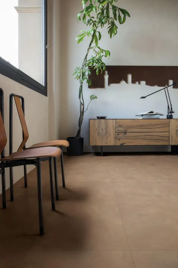 Espacio de la casa con azulejos efecto cemento en tonos cálidos, colección Terratech de Marazzi