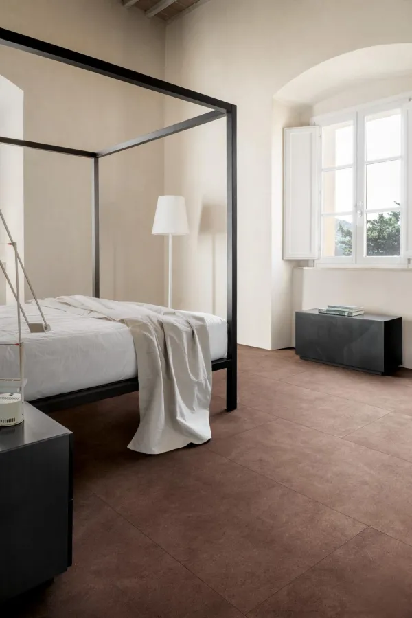 Espacio de la casa con azulejos efecto cemento en tonos cálidos, colección Terratech de Marazzi