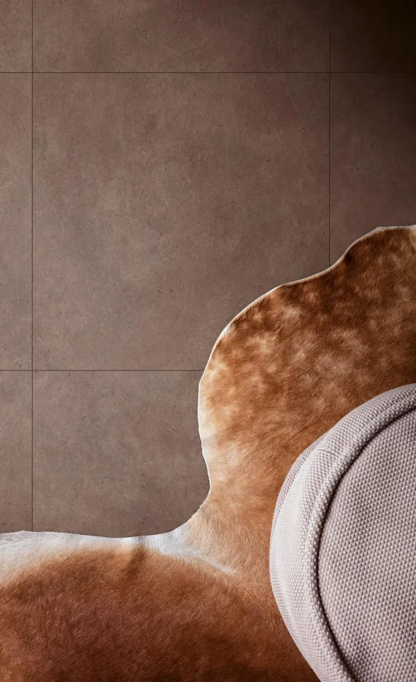 Espacio de la casa con azulejos efecto cemento en tonos cálidos, colección Terratech de Marazzi