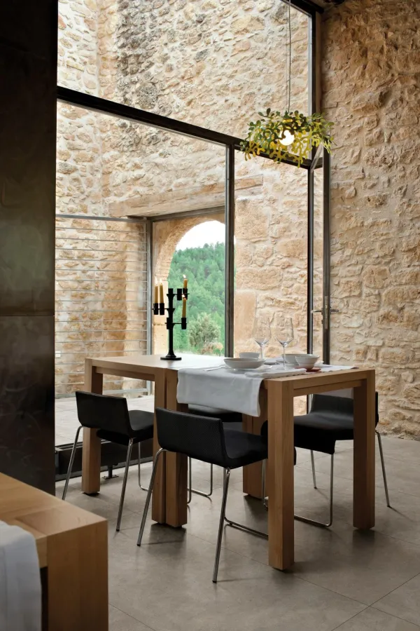 Espacio de la casa con azulejos efecto cemento en tonos cálidos, colección Terratech de Marazzi