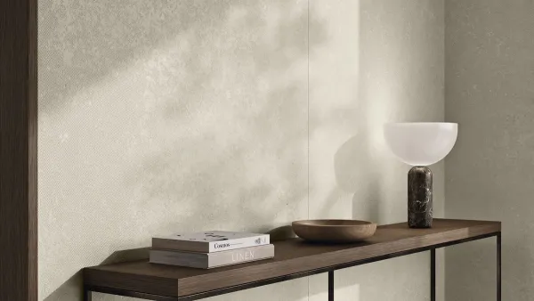 Espacio de la casa con azulejos efecto cemento en tonos cálidos, colección Trace de Argenta