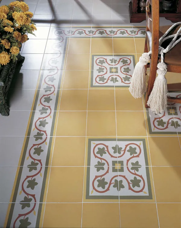 Espacio de la casa con azulejos efecto hidráulico en tonos cálidos, colección 1900 de Vives