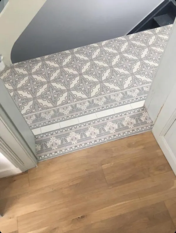 Espacio de la casa con azulejos efecto hidráulico, colección Bel histoire de Revoir Paris