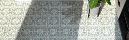 Espacio de la casa con azulejos efecto hidráulico en tonos fríos, colección Bel histoire de Revoir Paris
