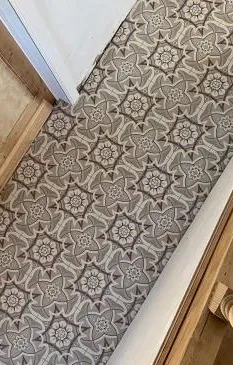 Espacio de la casa con azulejos efecto hidráulico en tonos cálidos, colección Bel histoire de Revoir Paris