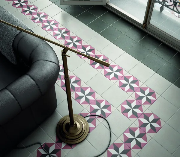 Espacio de la casa con azulejos efecto hidráulico en tonos fríos, colección Caprice de Equipe