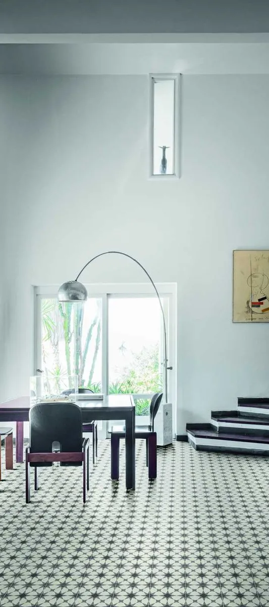 Espacio de la casa con azulejos efecto hidráulico en tonos fríos, colección D_segni de Marazzi