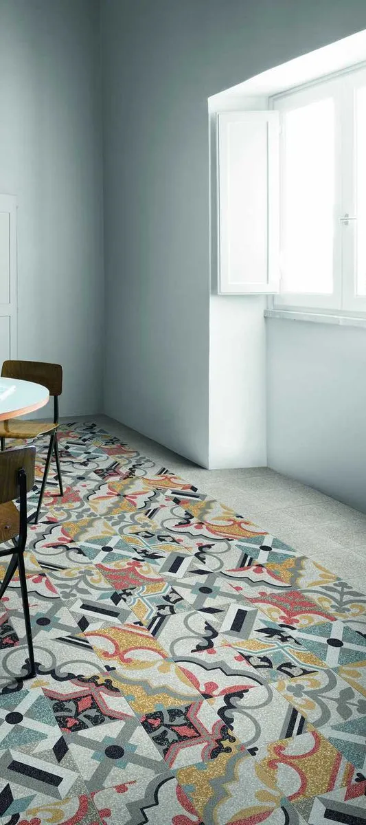Espacio de la casa con azulejos efecto hidráulico en tonos fríos, colección D_segni de Marazzi