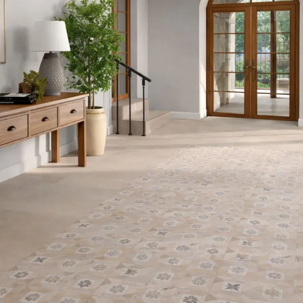 Espacio de la casa con azulejos efecto hidráulico en tonos cálidos, colección Elegance de Mainzu