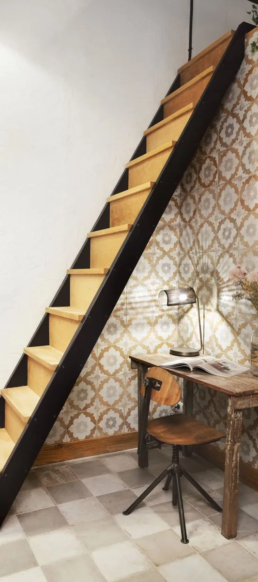 Espacio de la casa con azulejos efecto hidráulico en tonos cálidos, colección Fs clay de Peronda