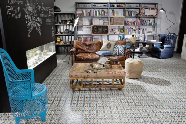 Espacio de la casa con azulejos efecto hidráulico en tonos fríos, colección Fs original de Peronda