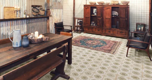 Espacio de la casa con azulejos efecto hidráulico en tonos cálidos, colección Fs porto de Peronda