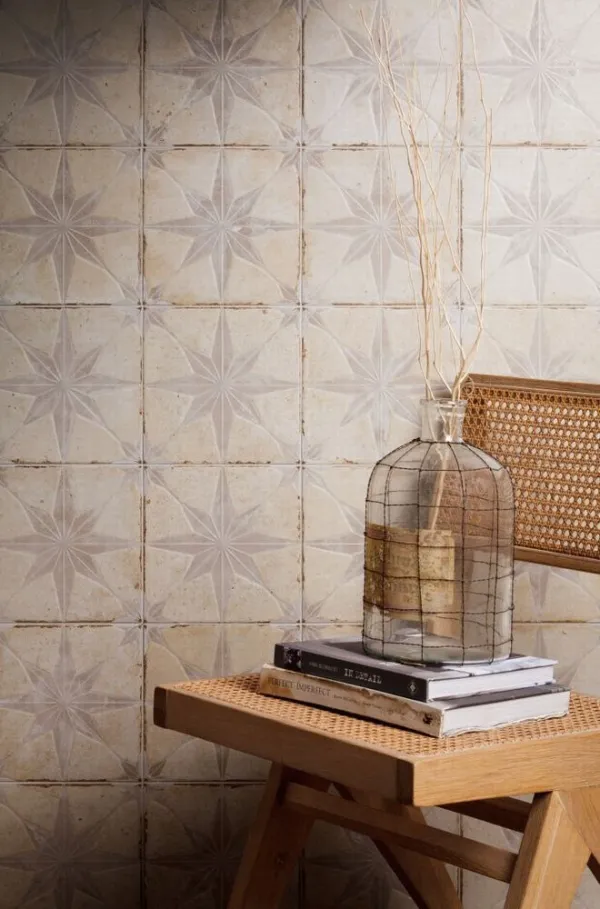 Espacio de la casa con azulejos efecto hidráulico en tonos cálidos, colección Fs star de Peronda