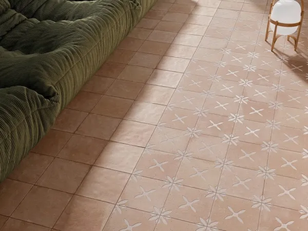 Espacio de la casa con azulejos efecto hidráulico en tonos cálidos, colección Pangea de Harmony