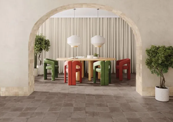 Espacio de la casa con azulejos efecto hidráulico en tonos cálidos, colección Pangea de Harmony