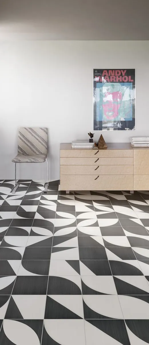 Espacio de la casa con azulejos efecto hidráulico en tonos neutros, colección Scenario de Marazzi