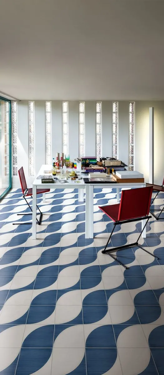 Espacio de la casa con azulejos efecto hidráulico en tonos fríos, colección Scenario de Marazzi