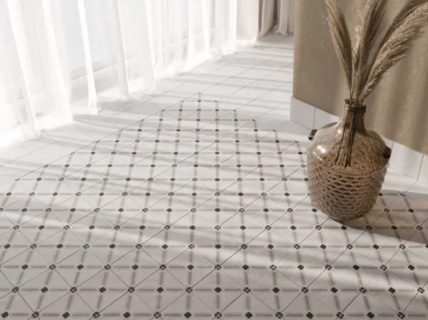 Espacio de la casa con azulejos efecto hidráulico en tonos neutros, colección Tanger de Harmony