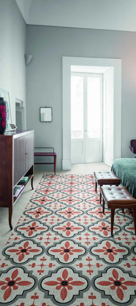 Espacio de la casa con azulejos efecto hidráulico en tonos fríos, colección Terrazo de Mayolica