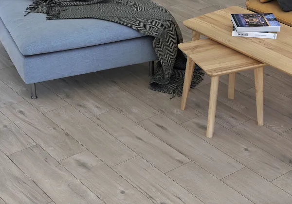 Espacio de la casa con azulejos efecto madera en tonos neutros, colección Agnes de Ecoceramic
