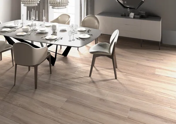 Espacio de la casa con azulejos efecto madera en tonos cálidos, colección Albar de TAU ceràmica