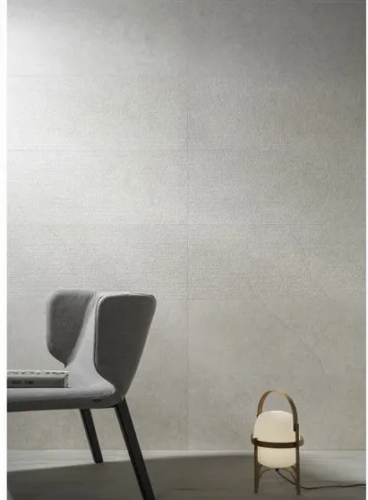 Espacio de la casa con azulejos efecto madera en tonos neutros, colección Alchemy de Peronda