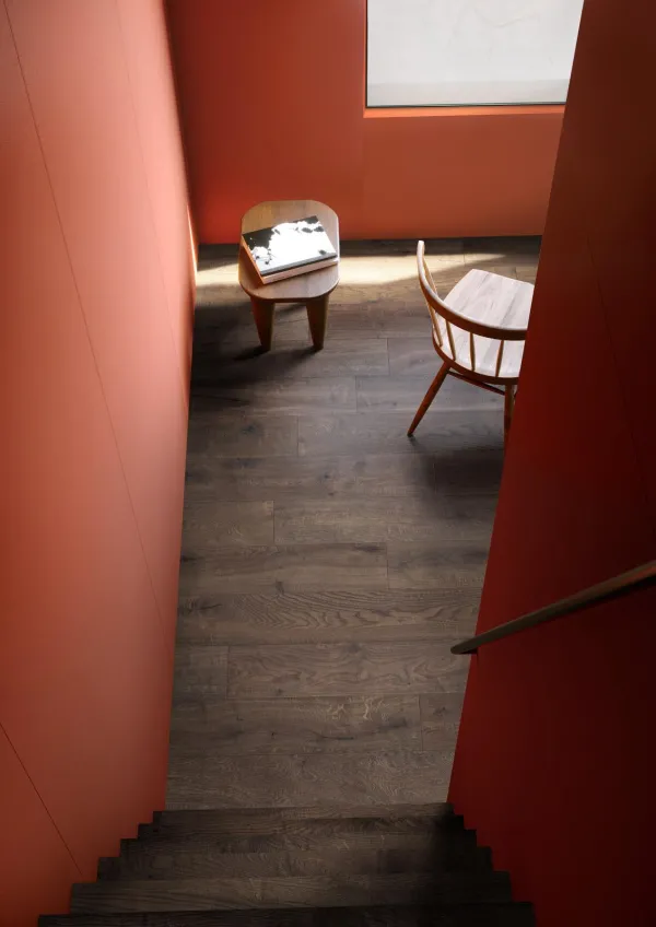 Espacio de la casa con azulejos efecto madera en tonos cálidos, colección Allmarble de Marazzi