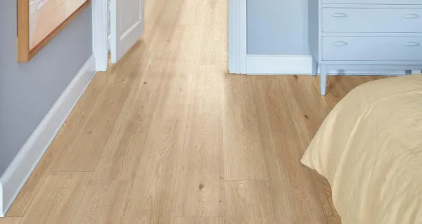 Espacio de la casa con azulejos efecto madera en tonos cálidos, colección Alma de Marazzi