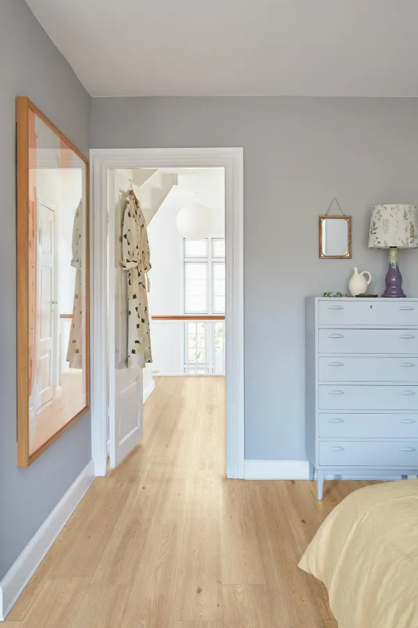 Espacio de la casa con azulejos efecto madera, colección Alma de Marazzi