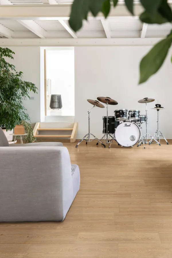 Espacio de la casa con azulejos efecto madera en tonos cálidos, colección Alma de Marazzi