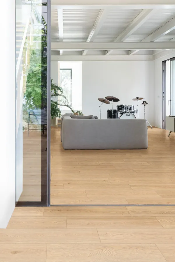 Espacio de la casa con azulejos efecto madera en tonos cálidos, colección Alma de Marazzi