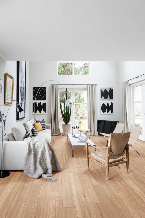 Espacio de la casa con azulejos efecto madera en tonos cálidos, colección Alma de Marazzi