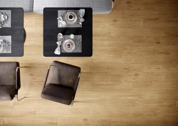 Espacio de la casa con azulejos efecto madera en tonos cálidos, colección Alpino de TAU ceràmica