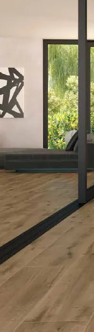 Espacio de la casa con azulejos efecto madera en tonos cálidos, colección Amazonia de Mayor