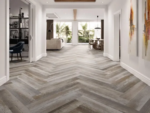 Espacio de la casa con azulejos efecto madera en tonos neutros, colección Art wood de Fanal
