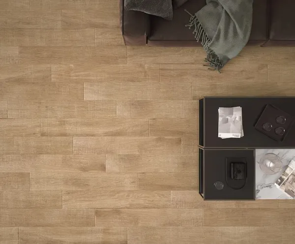 Espacio de la casa con azulejos efecto madera en tonos cálidos, colección Artwood de Ibero Casa Infinita