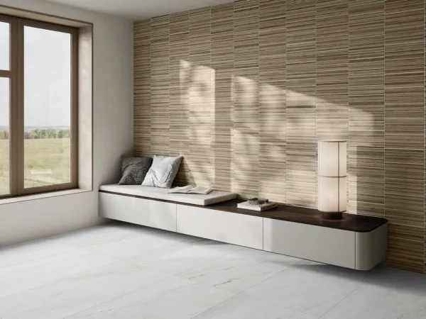 Espacio de la casa con azulejos efecto madera en tonos cálidos, colección Bari de Argenta