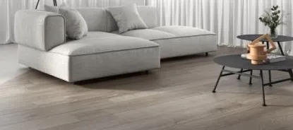 Espacio de la casa con azulejos efecto madera en tonos neutros, colección Berry - loira de Argenta