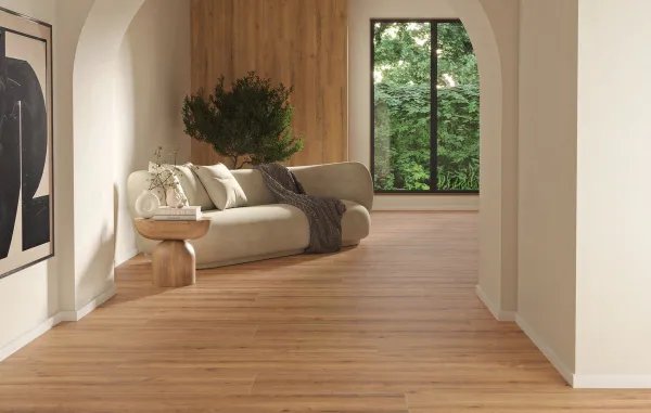 Espacio de la casa con azulejos efecto madera en tonos cálidos, colección Calgary de Alaplana