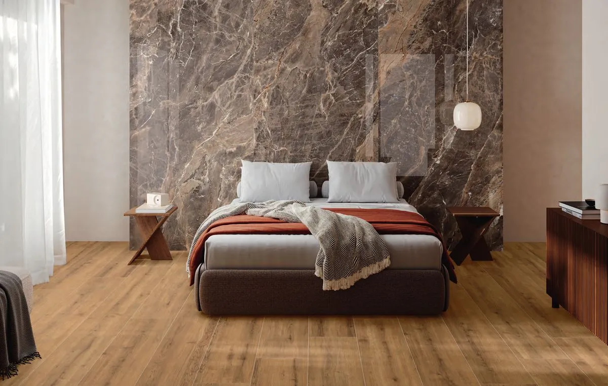 Espacio de la casa con azulejos efecto madera en tonos cálidos, colección Calgary de Alaplana