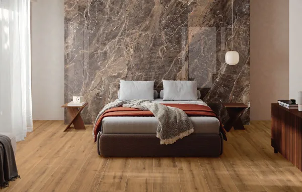 Espacio de la casa con azulejos efecto madera en tonos cálidos, colección Calgary de Alaplana