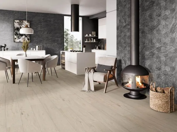 Espacio de la casa con azulejos efecto madera, colección Chester de Fanal