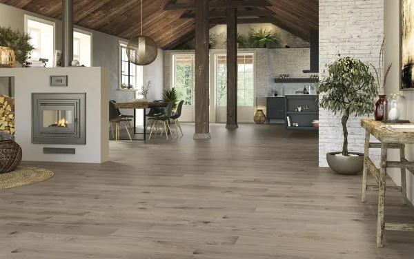 Espacio de la casa con azulejos efecto madera en tonos cálidos, colección Columbia de Colorker