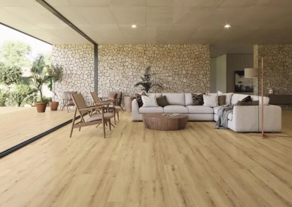 Espacio de la casa con azulejos efecto madera en tonos cálidos, colección Concorde de Alaplana