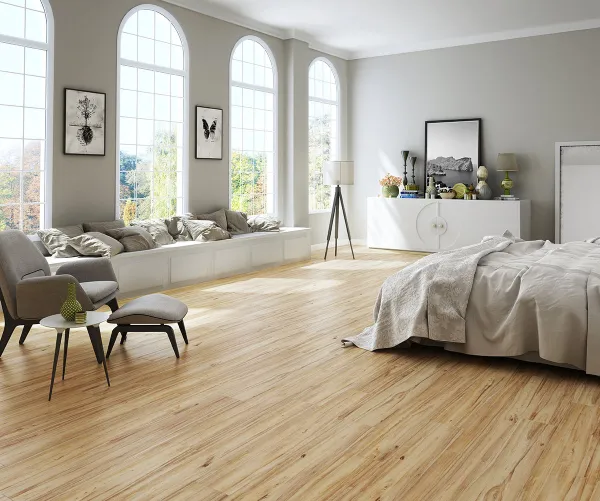 Espacio de la casa con azulejos efecto madera en tonos cálidos, colección Cypress de STN