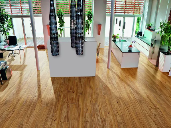 Espacio de la casa con azulejos efecto madera en tonos cálidos, colección Cypress de STN